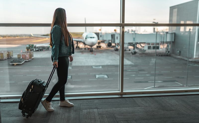 Passeggera in sala di attesa aeroporto di Pescara