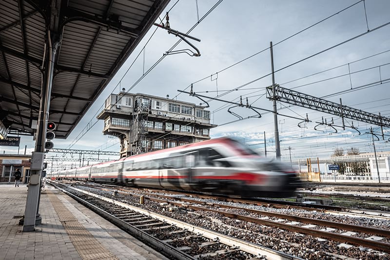 Treno ad alta velocità alla stazione di Bologna