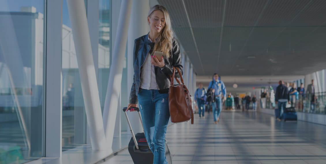 Donna con valigia all'imbarco di Fiumicino