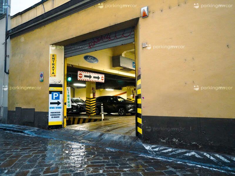 Garage Santa Trinita - Firenze centro città Strada di accesso Garage Santa Trinita - Firenze centro città