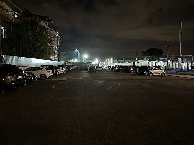 City Park - Aeroporto Napoli Posti auto all'aperto di notte City Park - Aeroporto Napoli