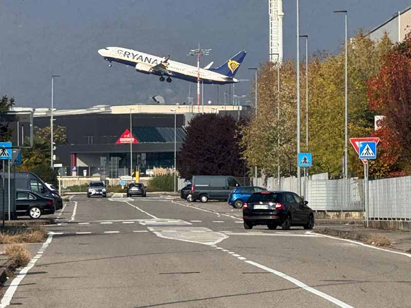 I.V.M. Parking Plus - Aeroporto Bergamo Aereo in decollo I.V.M. Parking Plus - Aeroporto Bergamo